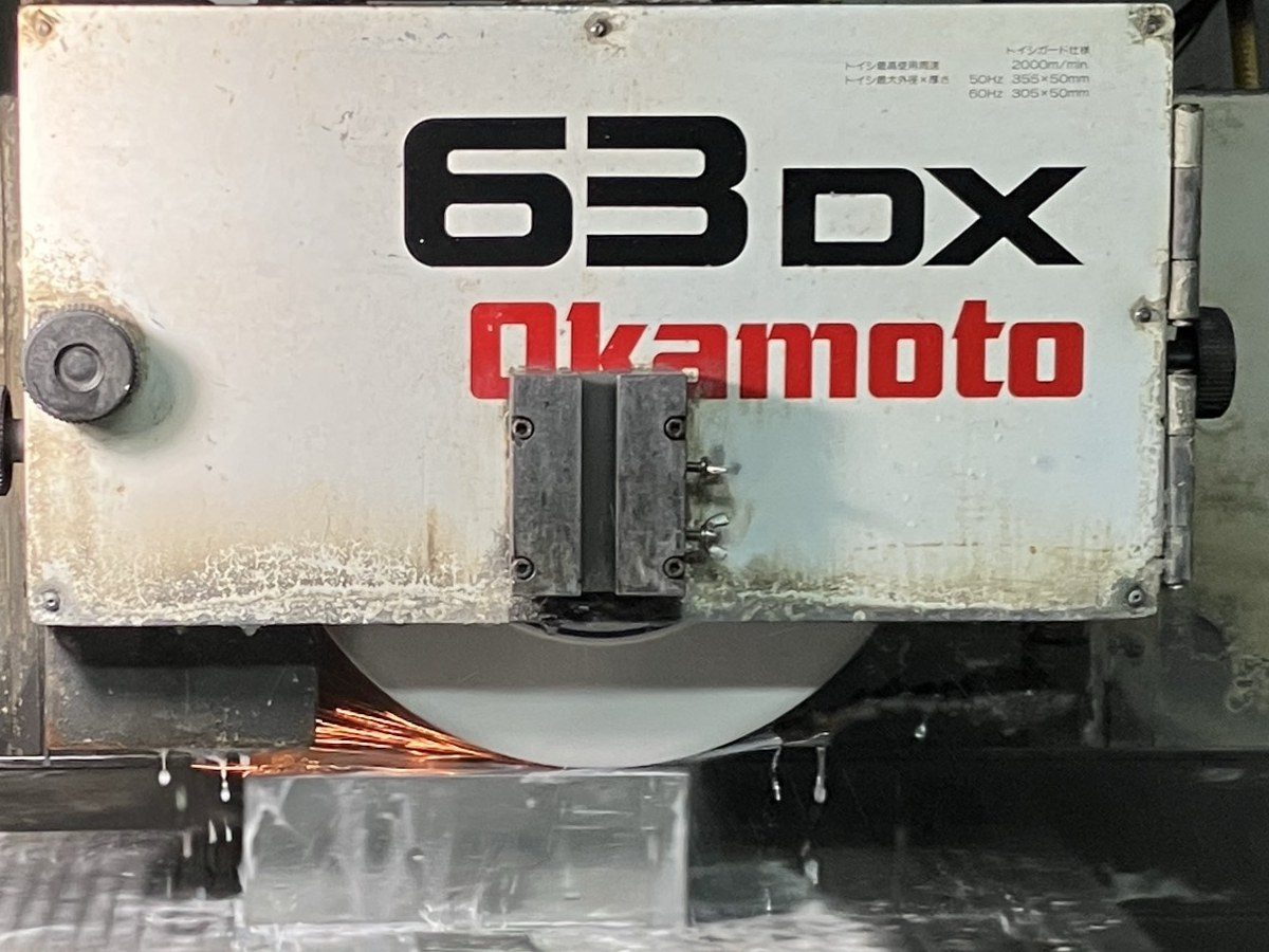 平面研削盤 PSG-63DX で研削している様子